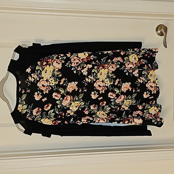 Womans Grace & Emma Peek A Boo Shoulder Floral Tunic Top. Size Large. - Picture 2 of 7